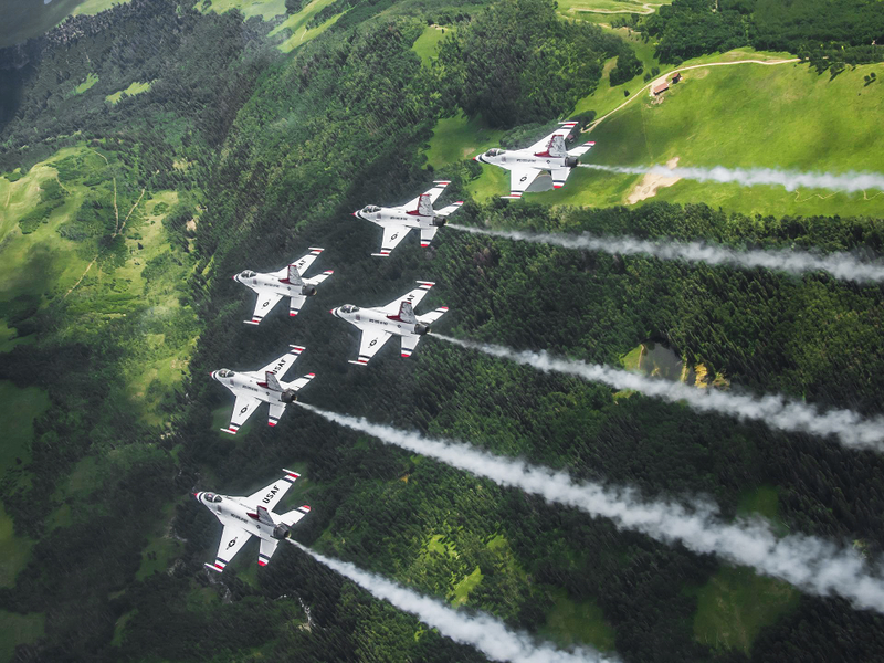 Illustration for article titled Look At These Striking Images Of The Thunderbirds Soaring Over Telluride